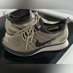 NIKE WMNS AIR ZOOM MARIAH FLYKNIT RACER "PALE GREY"